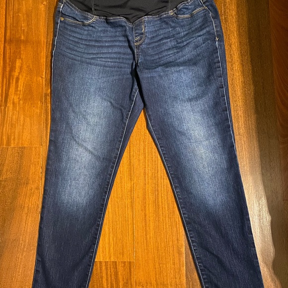❤️DARK WASH MATERNITY JEANS❤️ - Picture 2 of 7